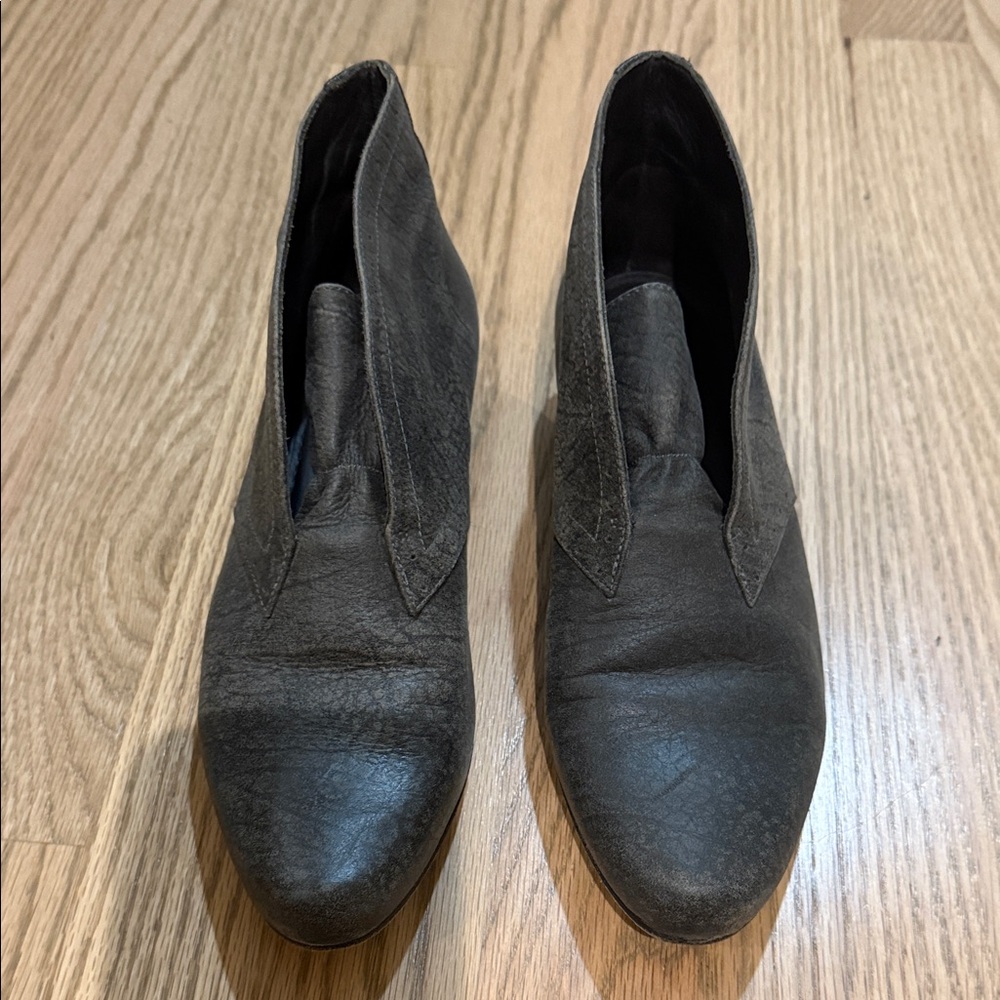 Elizabeth and James Grey Leather Ankle Boots size 6B